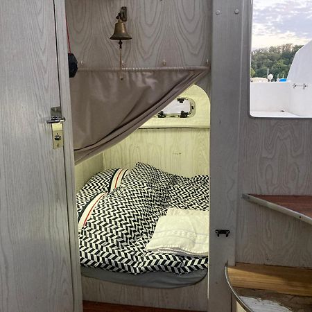 Bateau-Gite Sur Le Halage De La Mayenne L'Huisserie Esterno foto